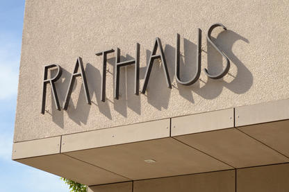 "Rathaus" Schriftbuchstaben an Hauswand - Bildquelle: sunnychicka via Getty Images