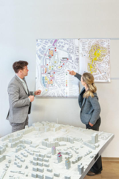 Im Quartiersbüro zeigen Pläne und ein Modell, wie sich am Ben-Gurion-Ring alte und neue Gebäude, Flächen und Wege zu einem Ganzen fügen werden.