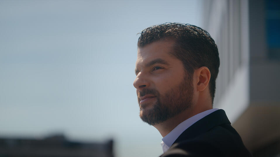 Davide Perillo ist seit 1. Juni 2025 Leiter Unternehmenskunden bei der Kasseler Sparkasse. Wir haben ihn im neuen Gebäude der Sparkasse besucht.