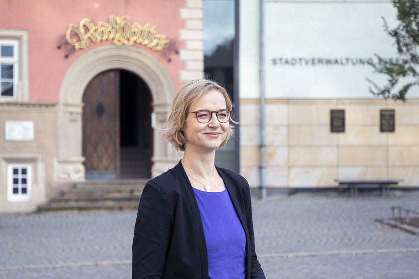 Oberbürgermeisterin Katja Wolf vor Rathaus und Stadtverwaltung der Stadt Eisenach