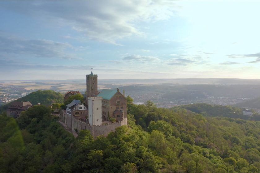 Die Wartburg über der Stadt Eisenach, Luftbild