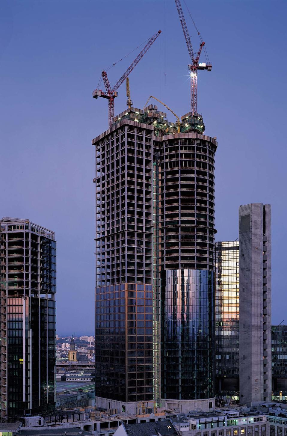 Stockwerk für Stockwerk wächst der MAIN TOWER in die Höhe