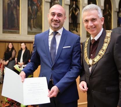 Anas Darkoushy und Oberbürgermeister Peter Feldmann mit der Auszeichnungsurkunde der Stadt Frankfurt 2019