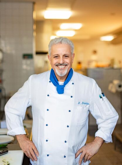 Salvatore Stabilito steht stolz in seiner Küche