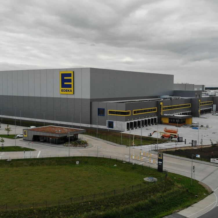 KfW IPEX-Bank and HELABA finance energy-efficient logistics conveyor technology for EDEKA Nord