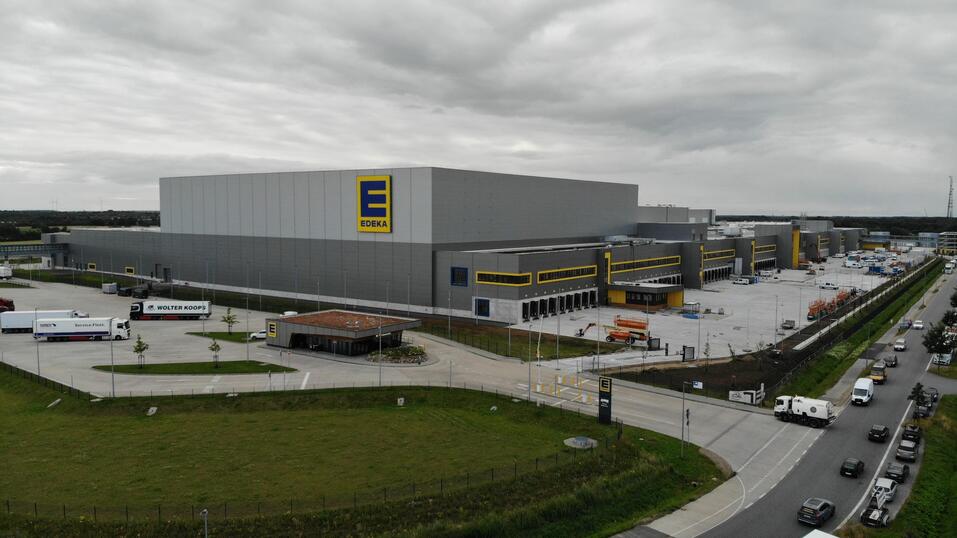 KfW IPEX-Bank and HELABA finance energy-efficient logistics conveyor technology for EDEKA Nord